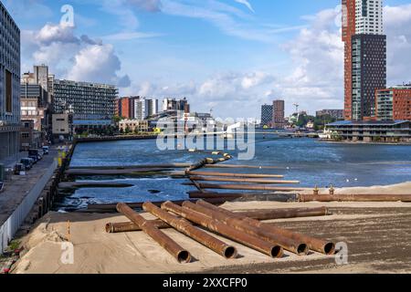 Der Rijnhaven, 28ha großes Hafenbecken, war jetzt zu knapp einem Drittel zugeschüttet um Platz für bis zu 3000 Wohnungen zu schaffen, es wird einen künstlichen Strand geben, einen schwimmenden Park, der mit Stegen verbunden ist, Gastronomie und Geschäfte, kulturelle Einrichtungen, ein großes Städtebauliches Projekt im alten Hafen, der Rijnhaven grenzt an die beliebten Stadtteile Kop van Zuid und Katendan, Rotterdam, Niederlande, Rijnhaven wurde nun um fast ein Drittel ausgefüllt, um Platz für bis zu 3.000 Wohnungen zu schaffen, dort wi Stockfoto