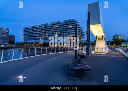 Das ehemalige Fenix Lagerhaus, links, von 1923, im Krieg zerstört, 2019 renoviert, umbauen zu einem Wohn- und Geschäftshaus, mit Hotel, Wohnungen, Gastronomie, Büros, Lagerhäuser, am Rijnhaven Hafenbecken, Rijnhavenbrug, Brücke, Rotterdam, Niederlande, Rijnhaven Rotterdam *** das ehemalige Fenix-Lager, ab 1923 im Krieg zerstört, 2019 renoviert, in ein Wohn- und Geschäftshaus umgewandelt, mit Hotel, Apartments, Restaurants, Büros, Lagerhäuser, im Hafenbecken von Rijnhaven, Rijnhavenbrug, Bridge, Rotterdam, Niederlande, Rijnhaven Rotterdam Stockfoto