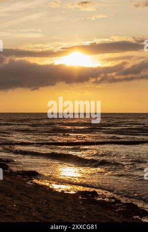 Strand von Warnemünde an der Ostsee Sommer 2024 Warnemünde, Deutschland 23. August 2024: Sonnenuntergang am Strand von Warnemünde an der Ostsee in Deutschland im Sommer 2024. Mecklenburg-Vorpommern Stockfoto