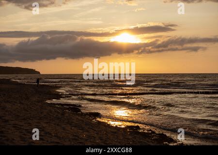 Strand von Warnemünde an der Ostsee Sommer 2024 Warnemünde, Deutschland 23. August 2024: Sonnenuntergang am Strand von Warnemünde an der Ostsee in Deutschland im Sommer 2024. Mecklenburg-Vorpommern Stockfoto