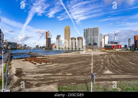 Der Rijnhaven, 28ha großes Hafenbecken, war jetzt zu knapp einem Drittel zugeschüttet um Platz für bis zu 3000 Wohnungen zu schaffen, es wird einen künstlichen Strand geben, einen schwimmenden Park, der mit Stegen verbunden ist, Gastronomie und Geschäfte, kulturelle Einrichtungen, ein großes Städtebauliches Projekt im alten Hafen, der Rijnhaven grenzt an die beliebten Stadtteile Kop van Zuid und Katendan, Rotterdam, Niederlande, Rijnhaven wurde nun um fast ein Drittel ausgefüllt, um Platz für bis zu 3.000 Wohnungen zu schaffen, dort wi Stockfoto