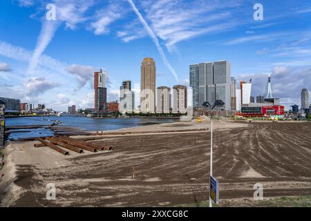 Der Rijnhaven, 28ha großes Hafenbecken, war jetzt zu knapp einem Drittel zugeschüttet um Platz für bis zu 3000 Wohnungen zu schaffen, es wird einen künstlichen Strand geben, einen schwimmenden Park, der mit Stegen verbunden ist, Gastronomie und Geschäfte, kulturelle Einrichtungen, ein großes Städtebauliches Projekt im alten Hafen, der Rijnhaven grenzt an die beliebten Stadtteile Kop van Zuid und Katendan, Rotterdam, Niederlande, Rijnhaven wurde nun um fast ein Drittel ausgefüllt, um Platz für bis zu 3.000 Wohnungen zu schaffen, dort wi Stockfoto