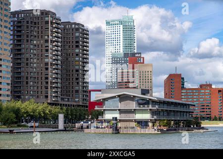 Das Floating Office Rotterdam, gilt als weltweit größtes schwimmendes Bürogebäude, im Rijnhaven, 28ha großes Hafenbecken, war jetzt zu knapp einem Drittel zugeschüttet um Platz für bis zu 3000 Wohnungen zu schaffen, es wird einen künstlichen Strand geben, einen schwimmenden Park, der mit Stegen verbunden ist, Gastronomie und Geschäfte, kulturelle Einrichtungen, ein großes Städtebauliches Projekt im alten Hafen, der Rijnhaven grenzt an die beliebten Stadtteile betrachtet die Welten Stockfoto