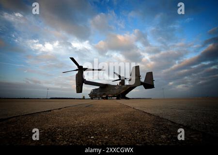 Das Flugzeug der US Air Force CV-22 Osprey auf der MacDill Air Force Base in Tampa. Technischer Sergeant Brian Bowling im hinteren Teil des Osprey während des Fluges. Stockfoto