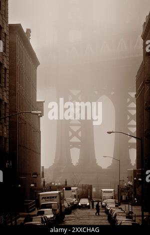 Die Washington Street führt hinunter zur Flussseite und zur Manhattan Bridge. Der gleiche Winkel wurde auch für das Filmposter des Sergio Leone-Klassikers „Once Upon a Time in America“ verwendet. Stockfoto