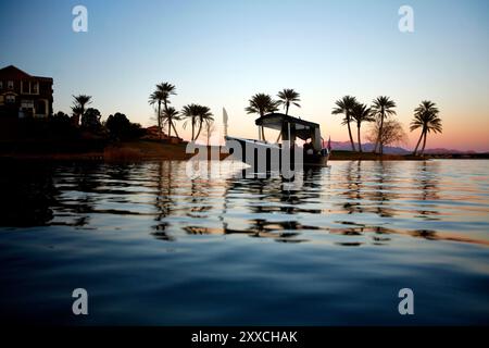 Neben dem fast leeren Lake Mead befindet sich eine neue, luxuriöse Wohnanlage, die um einen künstlichen See herum gebaut wurde. Stockfoto