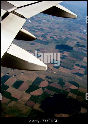 Aus der Vogelperspektive über die landwirtschaftliche Fläche in Kansas. Kreisförmige bewässerte Felder. Stockfoto