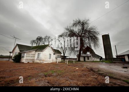 Da die Nachfrage nach Mais für die Ethanolerzeugung zunimmt, wirkt sich der Preisanstieg auf die Milchbauern aus. Durch den gestiegenen Preis für das Futtermittel werden die Gewinnspannen geringer. Verlassene Farm. Stockfoto