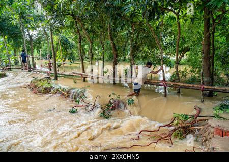 Die Hochwassersituation in Chittagong verschlechtert sich allmählich. Da das Wasser des Flusses Feni 2 Meter über der Hochwassergrenze liegt und das Wasser des Flusses Halda 1 Meter über dem Flussufer fließt, werden neue Gebiete überschwemmt. Neue Gebiete werden von Überschwemmungen überschwemmt. Mindestens 11 Bezirke des Landes wurden in einem Zeitraum von einem Tag durch starke Regenfälle und plötzliche Überschwemmungen in den Hügeln überflutet. Die Zahl der von Überschwemmungen betroffenen Menschen in diesen Bezirken beträgt etwa 45 Sek. Im Moment sind 8 Seen 87 629 Familien ohne Wasser. (Foto von Md. Zakir Hossain/Pacific Press) Stockfoto