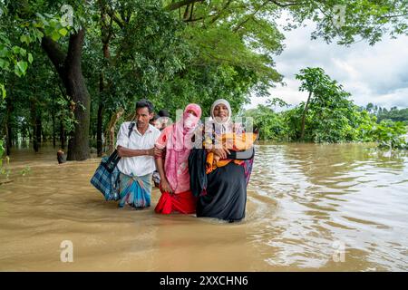 Die Hochwassersituation in Chittagong verschlechtert sich allmählich. Da das Wasser des Flusses Feni 2 Meter über der Hochwassergrenze liegt und das Wasser des Flusses Halda 1 Meter über dem Flussufer fließt, werden neue Gebiete überschwemmt. Neue Gebiete werden von Überschwemmungen überschwemmt. Mindestens 11 Bezirke des Landes wurden in einem Zeitraum von einem Tag durch starke Regenfälle und plötzliche Überschwemmungen in den Hügeln überflutet. Die Zahl der von Überschwemmungen betroffenen Menschen in diesen Bezirken beträgt etwa 45 Sek. Im Moment sind 8 Seen 87 629 Familien ohne Wasser. (Foto von Md. Zakir Hossain/Pacific Press) Stockfoto