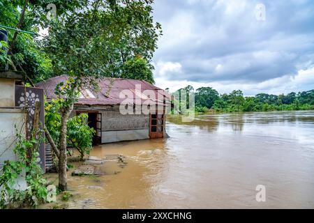 Die Hochwassersituation in Chittagong verschlechtert sich allmählich. Da das Wasser des Flusses Feni 2 Meter über der Hochwassergrenze liegt und das Wasser des Flusses Halda 1 Meter über dem Flussufer fließt, werden neue Gebiete überschwemmt. Neue Gebiete werden von Überschwemmungen überschwemmt. Mindestens 11 Bezirke des Landes wurden in einem Zeitraum von einem Tag durch starke Regenfälle und plötzliche Überschwemmungen in den Hügeln überflutet. Die Zahl der von Überschwemmungen betroffenen Menschen in diesen Bezirken beträgt etwa 45 Sek. Im Moment sind 8 Seen 87 629 Familien ohne Wasser. (Foto von Md. Zakir Hossain/Pacific Press) Stockfoto