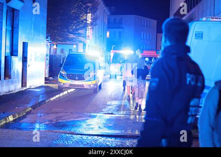 Solingen, Deutschland. August 2024. Bei einem Angriff auf die Feierlichkeiten zum 650-jährigen Bestehen der Stadt Solingen gab es Tote und Verletzte. Die Mordwaffe war vermutlich ein Messer, laut Polizeiquellen. Die Polizei hat einen großen Alarm ausgelöst. Hinweis: Gianni Gattus/dpa - ACHTUNG: Person(en) wurde/wurden aus rechtlichen Gründen pixeliert/dpa/Alamy Live News Stockfoto