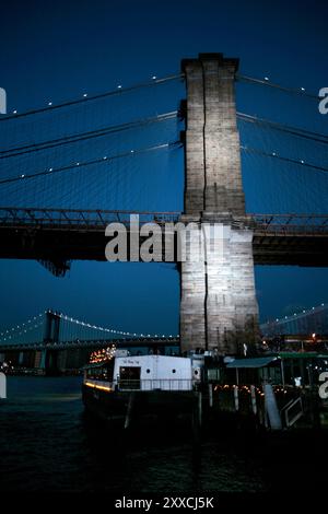 Brooklyn, New York, USA, 20070123: River Cafe und Brooklyn Bridge von Fulton Landing aus gesehen. Foto: Orjan F. Ellingvag/ Stockfoto