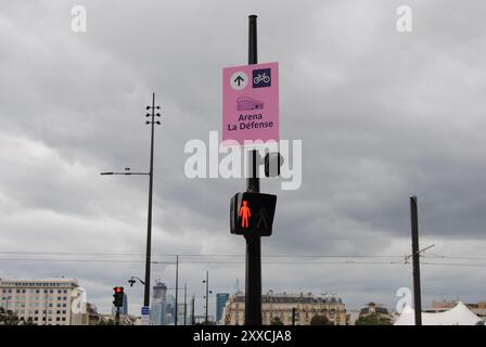 Paris, Frankreich - 23. August 2024: Schild in Richtung Arena La Défense, Austragungsort der Olympischen und Paralympischen Spiele 2024. Stockfoto