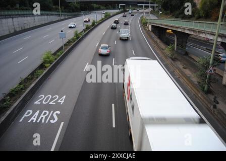 Paris, Frankreich - 22. August 2024: Paris 2024 ist nur für autorisierte Fahrzeuge während der Olympischen und Paralympischen Spiele bestimmt. Stockfoto