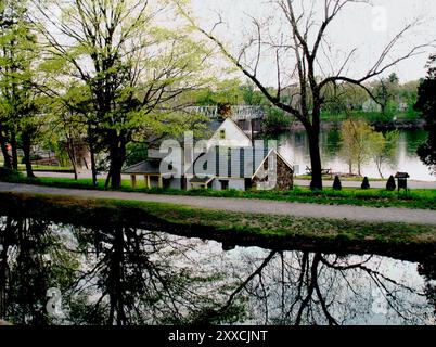 Parallel verlaufende Bänder der Geschichte sind zu sehen – der Delaware and Raritan Canal mit seinem vielseitigen Pfad und historischen Gebäuden (wie das Ferry House, das während der Überquerung von George Washington am Weihnachtsmorgen genutzt wurde) und der beruhigende Fluss des Delaware River. Das nahe Pennsylvania ist im Hintergrund zu sehen, das durch eine historische Brücke verbunden ist. Stockfoto