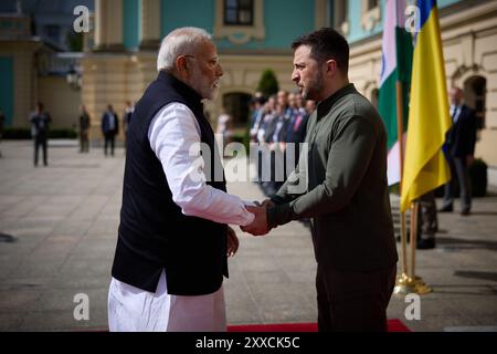 Kiew, Ukraine. August 2024. Der ukrainische Präsident Wolodymyr begrüßt den indischen Premierminister Narendra Modi am Freitag, den 23. August 2024 in Kiew. Zelenskyy dankte Modi für die Teilnahme Indiens am ersten Friedensgipfel und äußerte die Hoffnung auf die Unterzeichnung des Gemeinsamen Kommuniqués und eine weitere aktive Unterstützung für die Umsetzung der Friedensformel. Der Staatschef lud ferner Narendra Modi zur Teilnahme am Zweiten Friedensgipfel ein. Foto über Pressestelle des ukrainischen Präsidenten/UPI Credit: UPI/Alamy Live News Stockfoto