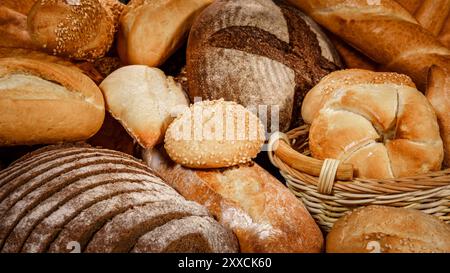 Brot. Verschiedene Brotsorten. Backwaren. Frisches duftendes Brot auf dem Tisch. Lebensmittelkonzept. Verschiedene Brotsorten. Leckeres Hefebrot. Stockfoto