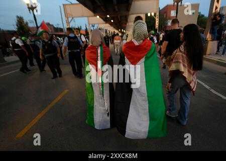 Chicago, Usa. August 2024. Demonstranten marschieren während der Democratic National Convention 2024 in Chicago, Illinois, am Donnerstag, den 22. August 2024. Foto: Paul Beaty/UPI Credit: UPI/Alamy Live News Stockfoto