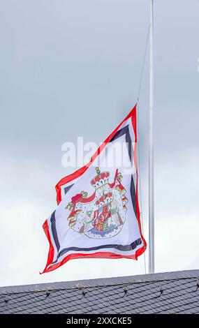 Anholt, Deutschland. August 2024. Anholt, Deutschland 2308-2024 die Flagge am Halbmast auf Schloss Wasserburg Anholt Credit: Albert Nieboer Niederlande OUT Point de Vue OUT/dpa/Alamy Live News Stockfoto