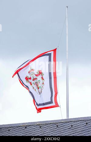 Anholt, Deutschland. August 2024. Anholt, Deutschland 2308-2024 die Flagge am Halbmast auf Schloss Wasserburg Anholt Credit: Albert Nieboer Niederlande OUT Point de Vue OUT/dpa/Alamy Live News Stockfoto