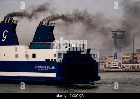 Die Schornsteine des Fährschiffs geben Rauch ab, während sie zum Hafen von Barcelona fahren. Schwefeldioxid- und Stickoxidemissionen machen den Hafen von Barcelona am schlechtesten Stockfoto