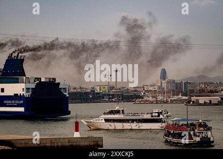 Die Schornsteine des Fährschiffs geben Rauch ab, während sie zum Hafen von Barcelona fahren. Schwefeldioxid- und Stickoxidemissionen machen den Hafen von Barcelona am schlechtesten Stockfoto