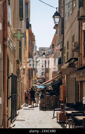 Cannes, Frankreich - 1. August 2024: Altstadt von Cannes an der französischen Riviera Stockfoto