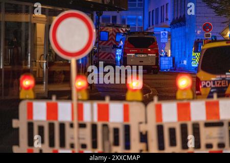 Solingen, Deutschland. August 2024. Polizei, Malteser und Rotes Kreuz sind im Stadtzentrum stationiert. Ein Angriff auf die Feierlichkeiten zum 650. Jahrestag der Stadt führte zu Toten und Verletzten. Quelle: Thomas Banneyer/dpa/Alamy Live News Stockfoto