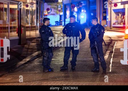 Solingen, Deutschland. August 2024. Die Polizei sichert das Stadtzentrum. Ein Angriff auf die Feierlichkeiten zum 650. Jahrestag der Stadt führte zu Toten und Verletzten. Quelle: Thomas Banneyer/dpa/Alamy Live News Stockfoto