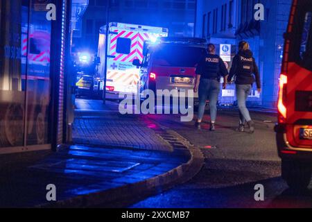 Solingen, Deutschland. August 2024. Die Polizei ist im Stadtzentrum stationiert. Bei einem Angriff auf die Feierlichkeiten zum 650. Jahrestag der Stadt gab es Todesopfer und Verletzte. Quelle: Thomas Banneyer/dpa/Alamy Live News Stockfoto