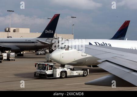 Flug Delta vom Hartford Jackson International Airport in Atlanta auf dem Weg zum La Guardia Airport in New York. Stockfoto