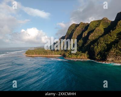 Atemberaubende Aussicht auf die zerklüfteten Klippen entlang der Na Pali Küste von Kauai Stockfoto