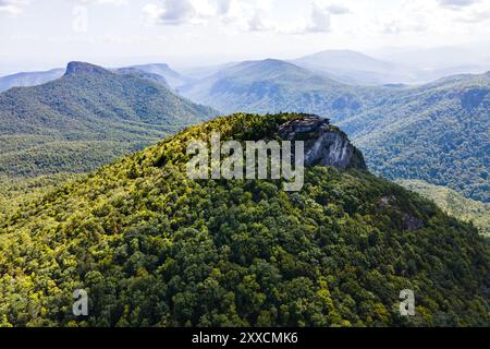 Blick aus der Vogelperspektive auf Hawksbill und Table Rock in der Linville Gorge Stockfoto