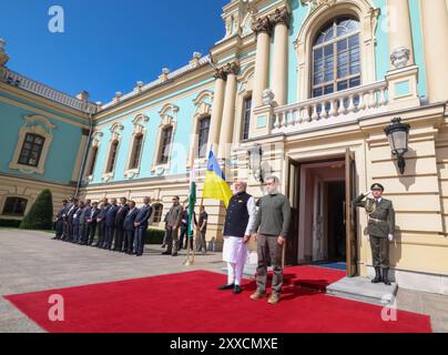 Kiew, Ukraine. August 2024. Der ukrainische Präsident Wolodymyr Zelenskyj, rechts, und der indische Premierminister Narendra Modi stehen für die Nationalhymnen während der Ankunftszeremonien im Mariinskyi-Palast am 23. August 2024 in Kiew, Ukraine. Quelle: PIB/Press Information Bureau/Alamy Live News Stockfoto