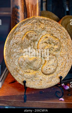 Torte aus dem Baskenland, brauner Karamell-Käsekuchen, mit unterschiedlicher Füllung, Sahne, Kirsche, Aprikose, Walnüsse von Perigord, Schokolade im Laden Stockfoto