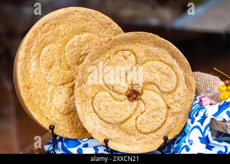 Torte aus dem Baskenland, brauner Karamell-Käsekuchen, mit unterschiedlicher Füllung, Sahne, Kirsche, Aprikose, Walnüsse von Perigord, Schokolade im Laden Stockfoto