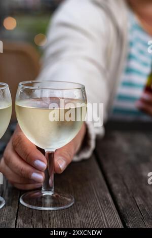 Verkostung von Bordeaux-Weißwein, rechtes Ufer der Gironde-Mündung, Frankreich. Gläser weißen, süßen französischen Weines, serviert im Außenrestaurant, Austern Farm Stockfoto