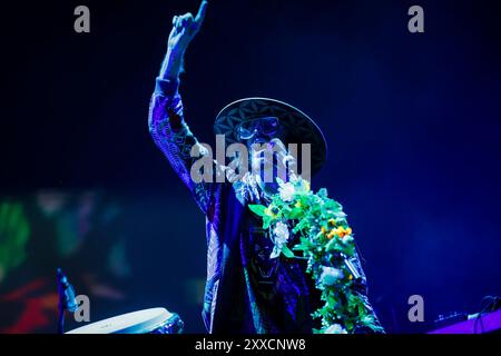 Sebastian Pringle von der englisch-spanischen Folk- und Folktronica-Band Crystal Fighter tritt live beim Musikfestival Vilar de Mouros 2024 auf. Stockfoto