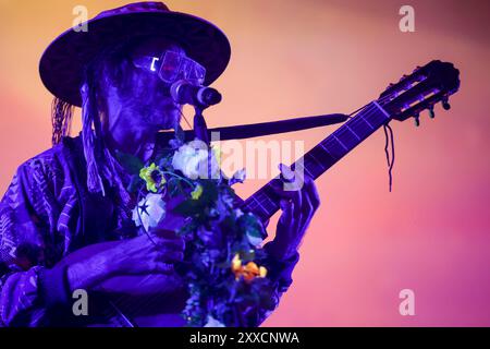 Sebastian Pringle von der englisch-spanischen Folk- und Folktronica-Band Crystal Fighter tritt live beim Musikfestival Vilar de Mouros 2024 auf. Stockfoto