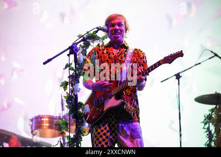 Sebastian Pringle von der englisch-spanischen Folk- und Folktronica-Band Crystal Fighter tritt live beim Musikfestival Vilar de Mouros 2024 auf. Stockfoto