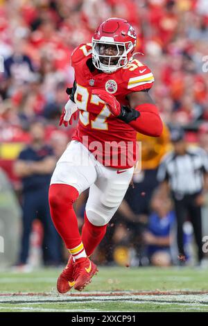 22. August 2024: Die Kansas City Chiefs beenden Felix Anudike Uzomah (97) während eines Vorsaisonspiels gegen die Chicago Bears im GEHA Field im Arrowhead Stadium in Kansas City, MO. David Smith/CSM Stockfoto