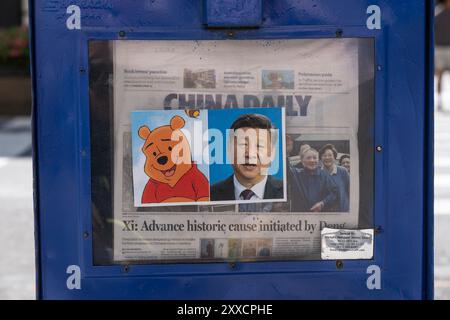 New York, USA. August 2024. Aufkleber mit einem Bild der Disney-Figur Winnie Puuh und des chinesischen Präsidenten Xi Jinping, die am 23. August 2024 in New York auf der Schachtel der konservativen Zeitung China Daily verkauft wurden. Als Xi Jinping den US-Präsidenten Barack Obama besuchte, wurden sie von chinesischen Aktivisten mit den Comicfiguren Winnie Puuh und Tigger aus Disney-Animation verglichen. Dies wurde zu einem Meme, um den chinesischen Präsidenten und Disney-Film zu satirieren und die Verwendung von Winnie the Puuh Figur wurde in China verboten. (Foto: Lev Radin/SIPA USA) Credit: SIPA USA/Alamy Live News Stockfoto