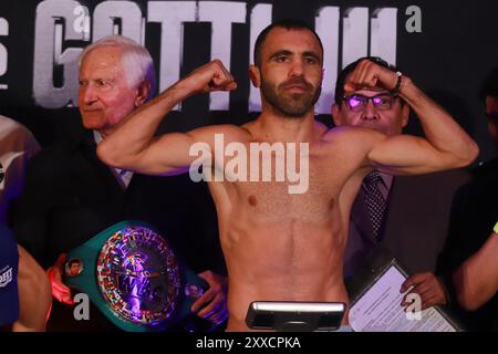 Mexiko-Stadt, Ciudad de Mexico, Mexiko. August 2024. Azat Hovhannisyan aus Armenien posierte auf der Waage während des zeremoniellen Wiegens vor dem WBC (World Boxing Council) am 23. August 2024 in Mexiko-Stadt, Mexiko. (Kreditbild: © Carlos Santiago/eyepix via ZUMA Press Wire) NUR REDAKTIONELLE VERWENDUNG! Nicht für kommerzielle ZWECKE! Stockfoto