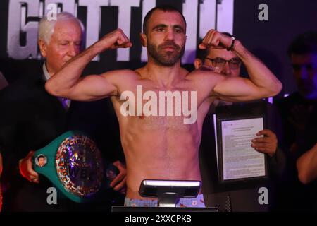 Mexiko-Stadt, Ciudad de Mexico, Mexiko. August 2024. Azat Hovhannisyan aus Armenien posierte auf der Waage während des zeremoniellen Wiegens vor dem WBC (World Boxing Council) am 23. August 2024 in Mexiko-Stadt, Mexiko. (Kreditbild: © Carlos Santiago/eyepix via ZUMA Press Wire) NUR REDAKTIONELLE VERWENDUNG! Nicht für kommerzielle ZWECKE! Stockfoto