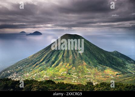 Die vulkanische Kuppel des Monte dei Porri auf der Äolischen Insel Salina, vom Monte Fossa delle Felci aus gesehen. Filicudi und Alicani in der Ferne Stockfoto