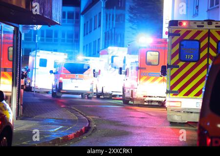 Solingen, Deutschland. August 2024. Polizei und Krankenwagen stehen in der Nähe des Tatorts. Bei einem Angriff auf die Feierlichkeiten zum 650. Jahrestag der Stadt gab es Todesopfer und Verletzte. Die Mordwaffe war vermutlich ein Messer, laut Polizeiquellen. Die Polizei hat einen großen Alarm ausgelöst. Quelle: Gianni Gattus/dpa/Alamy Live News Stockfoto