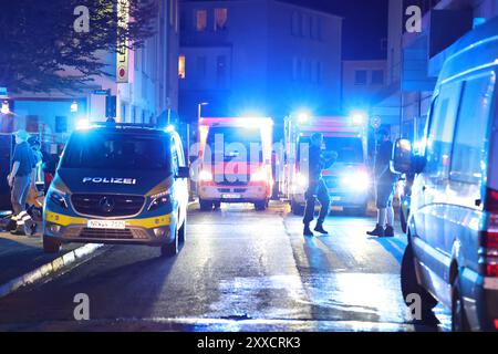 Solingen, Deutschland. August 2024. Polizei und Krankenwagen stehen in der Nähe des Tatorts. Bei einem Angriff auf die Feierlichkeiten zum 650. Jahrestag der Stadt gab es Todesopfer und Verletzte. Die Mordwaffe war vermutlich ein Messer, laut Polizeiquellen. Die Polizei hat einen großen Alarm ausgelöst. Quelle: Gianni Gattus/dpa/Alamy Live News Stockfoto