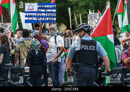 Chicago, Illinois, USA. August 2024. Marschieren Sie auf den DNC-Demonstranten hinter einer Reihe von Polizeirädern im Park #578, neben dem Sicherheitsrand des United Center in Chicago, auf dem Schild steht: „Willkommen in den Vereinigten Staaten von Israel“ (Credit Image: © Chris Riha/ZUMA Press Wire) NUR REDAKTIONELLE VERWENDUNG! Nicht für kommerzielle ZWECKE! Stockfoto