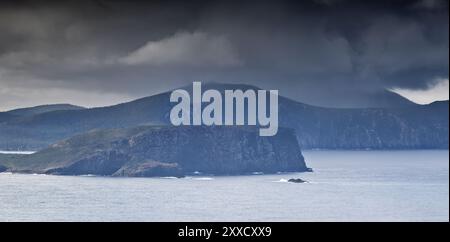 Sturmwolken nähern sich dem Mount Brown über Cape Pillar mit grauem Ozean am Cape Raoul, Tasman National Park, Tasmanische Halbinsel Stockfoto